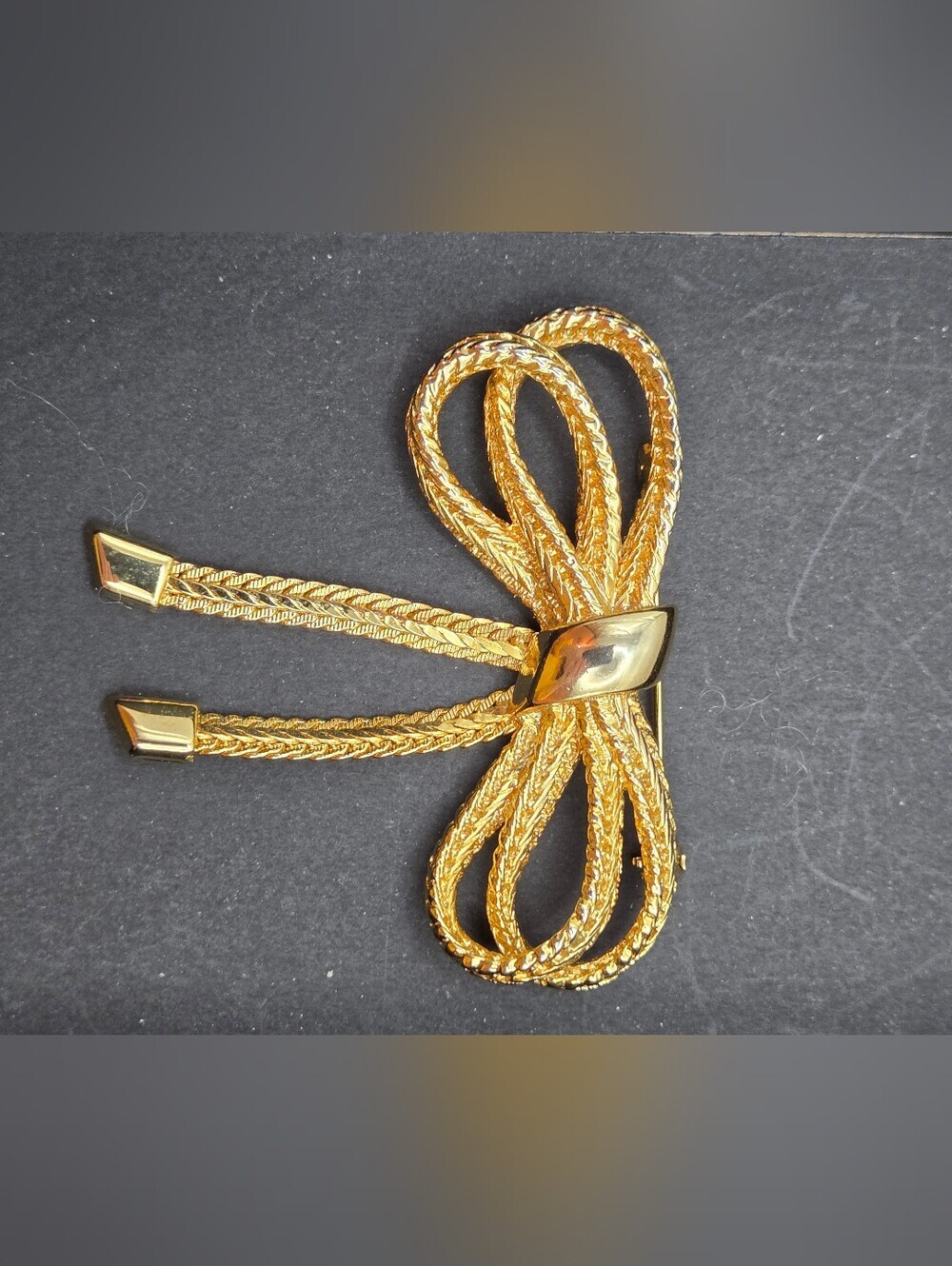 Vintage Gold Tone Bow Brooch - Picture 7 of 17